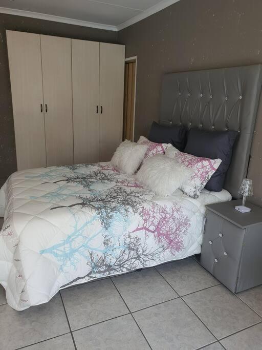 Funky Dot Sleeping Spot Lejlighed Kempton Park Eksteriør billede